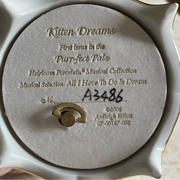 Ardleigh Elliott "Kitten Dreams" Musical Egg-Shaped Collector Edition - Heirloom - Picture 10 of 12